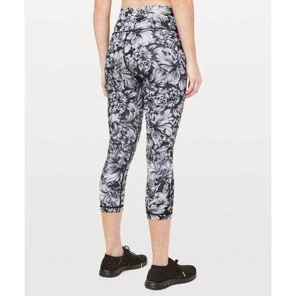 Lululemon Wunder Under Crop in Night Garden Ice Grey Black pattern. Size 4 - Picture 1 of 5